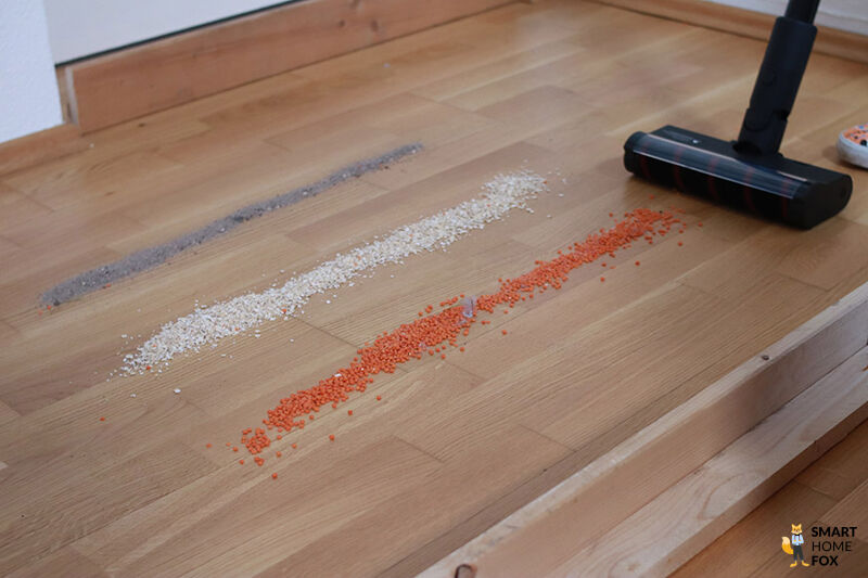 Staubsaugen mit dem Dreame H12 Dual auf Holzboden